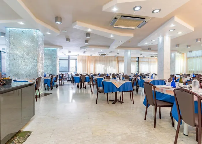 Отель Astor Альба-Адриатика